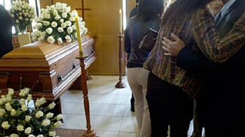 Fue a un velatorio y descubrió la verdad que le ocultaron toda su vida