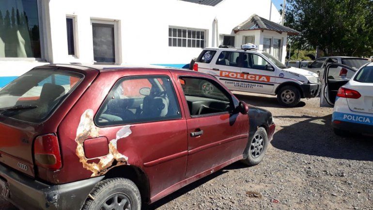 Detuvieron a dos jóvenes por manejar en zig zag y uno de ellos intentó agredir a la Policía