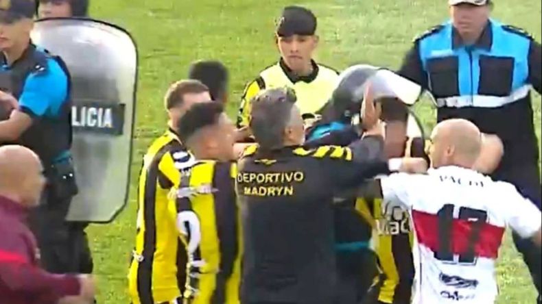 Batalla campal y gas pimienta en la Primera Nacional: Deportivo Madryn pasó a la final con polémica | LMCipolletti.com Batalla campal y gas pimienta en la Primera Nacional: Deportivo Madryn pasó a la final con polémica