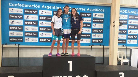 La nadadora albinegra, en el podio de los 400 combinados.