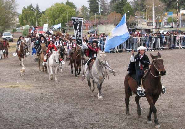 Festejos por el Bicentenario en Cinco Saltos