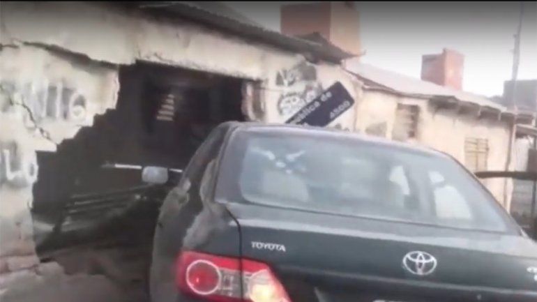 Chocaron y uno de ellos terminó con el auto dentro de una casa