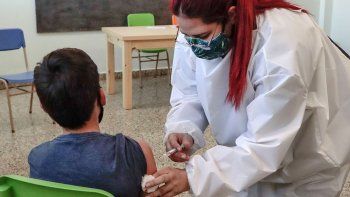 la vacunacion en los barrios llego a mas de 1200 estudiantes