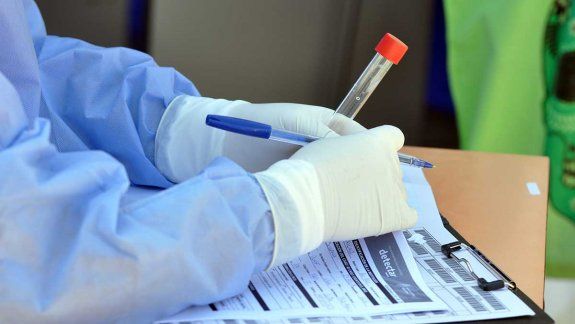 El COVID mantiene la tendencia con 443 casos y 5 muertes
