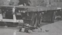 La moto quedó tendida en la calle tras impactar contra el acoplado. 