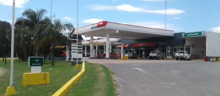 Se le paró la moto y delincuentes aprovecharon para robarle. Fue en la Estación de Servicios de Ruta 3.&nbsp;