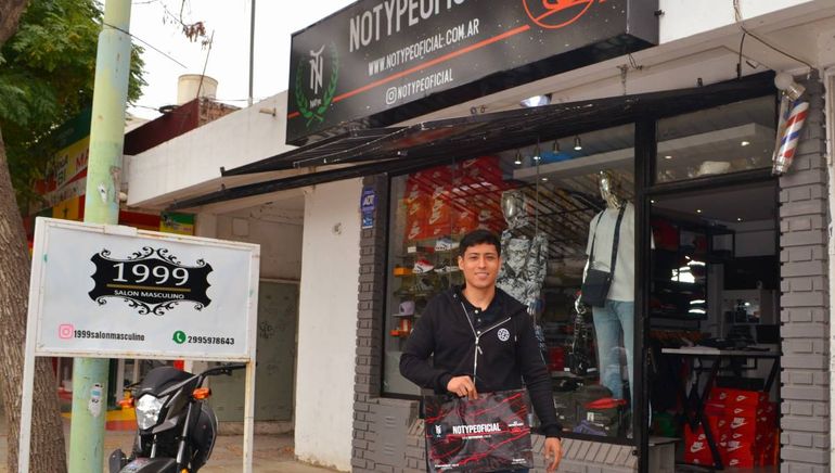 Ema en el frente de uno de sus comercios. Ema en el frente de uno de sus comercios.