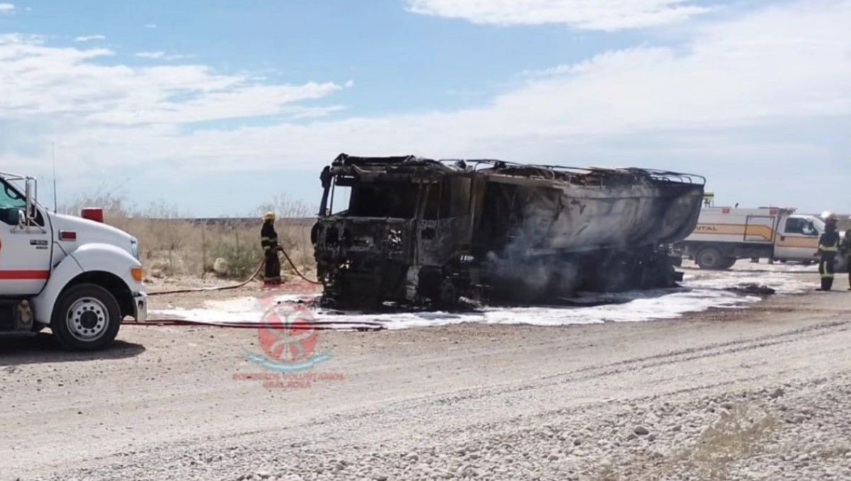 El camión quedó completamente destruido por el fuego.&nbsp;
