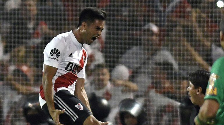 El Pity Martínez vuela en pleno festejo. El enganche de River no falló en el penal