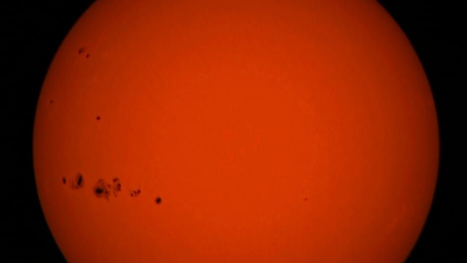 Las manchas solares indican una mayor actividad magnética en el astro rey. Astrónomos como el cipoleño Denis Martínez, afincado en Las Grutas, están atentos al comportamiento variable que experimenta el sol y su esperable impacto en la Tierra.