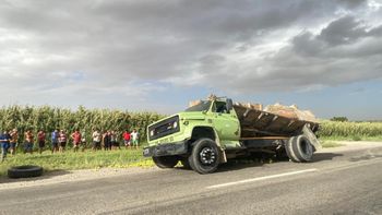 caos en la ruta 22: un camion perdio su carga y genera demoras entre allen y roca