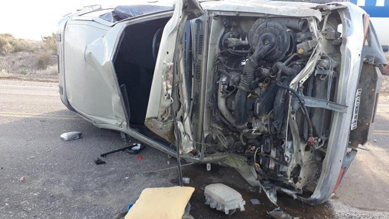 Intentó sobrepasar a un camión y volcó: su mamá terminó en el hospital