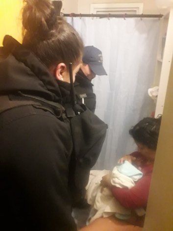 Policías de Bariloche asistieron a una mujer que dio a luz en su vivienda