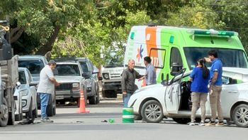 El choque se registró este sábado por la tarde pasado el mediodía. Qué dijo el conductor del auto que se llevó puesto al camión. El choque se registró este sábado por la tarde pasado el mediodía. Qué dijo el conductor del auto que se llevó puesto al camión.