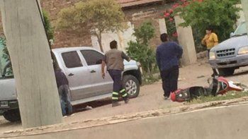 Momentos de desesperación se padecieron cuando no podían sacar a la joven atrapada bajo el vehículo. Momentos de desesperación se padecieron cuando no podían sacar a la joven atrapada bajo el vehículo.