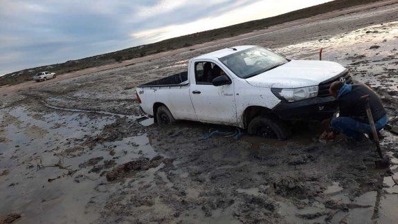 Las Grutas: dejaron la camioneta en la playa y casi se la lleva el mar