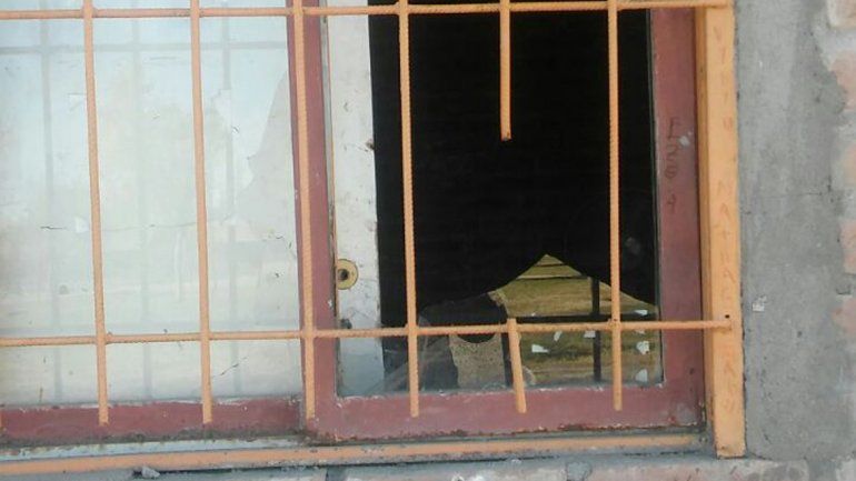 Los delincuentes rompieron la ventana exterior de la humilde sede.