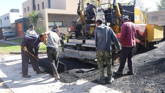Continúan a paso firme las obras de asfalto en la ciudad