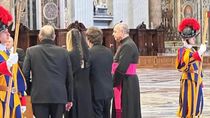 Javier Milei y su hermana Karina frente al féretro del papa Francisco. Foto exclusiva LMN. 