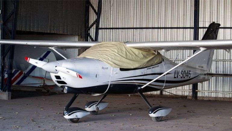 Bajó del avión, caminó hasta la hélice y chocó: quedó internada