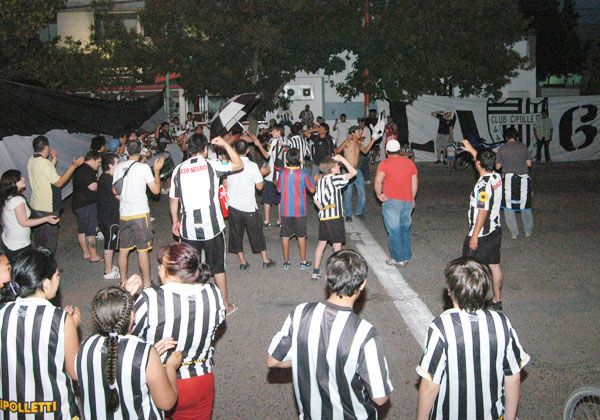 Segundo banderazo de los hinchas