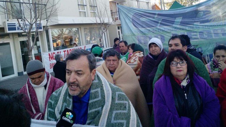 Con un frazadazo protestaron en Roca contra el aumento del gas