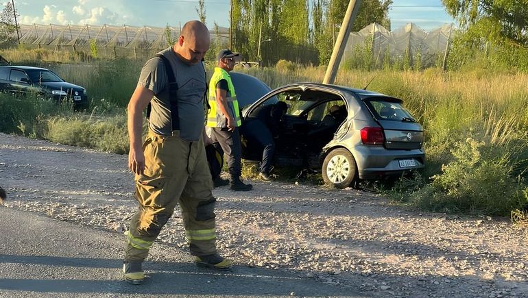 Bomberos de Fernández Oro debieron utilizar herramientas neumáticas de corte para extraer a los conductores de los autos que chocaron.&nbsp;