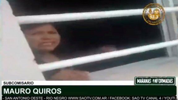 La vecina tomada de rehén desesperada, pedía a gritos que la libere la policía.&nbsp;