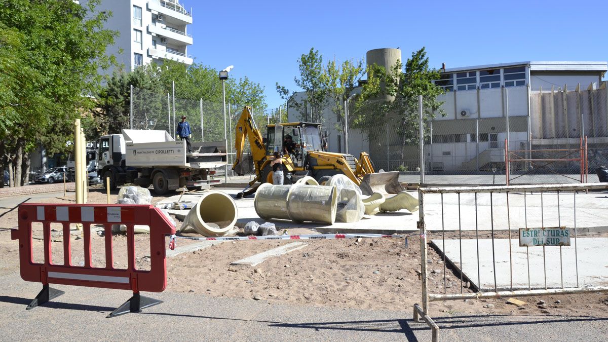 En el corazón del centro cipoleño, la remodelación del Paseo de la Familia avanza a buen ritmo con nuevos juegos y mobiliario.