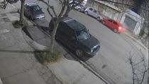 El Gol entró por la calle Roca en contramano y chocó dos autos estacionados. El conductor escapó, pero fue atrapado por la policía. 