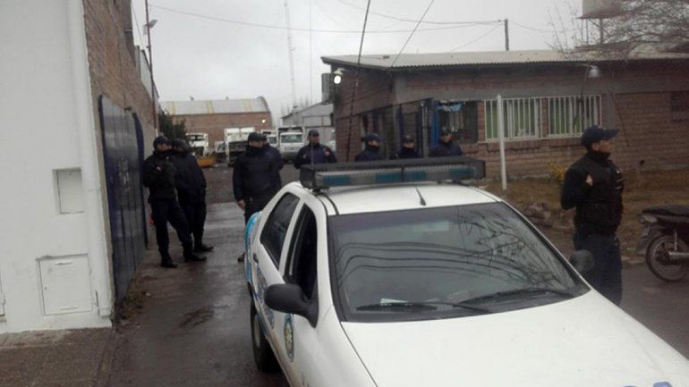 La Policía llegó a primera hora de ayer y desalojó el predio municipal.