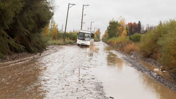 Pozos, charcos y mucho barro, la postal de cada lluvia en los ingresos al DVN. Si las tormentas son fuertes, para los peatones es imposible llegar al barrio.
