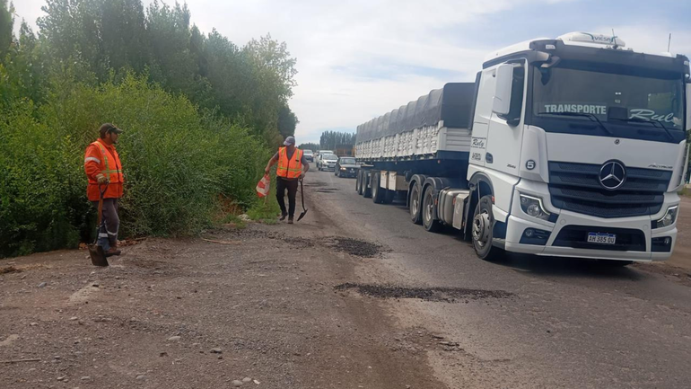 Luego de la lluvia, los trabajos se intensificaron sobre la calzada de la ruta nacional.