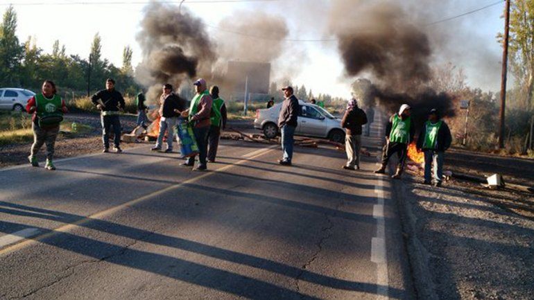 Municipales cortan la Ruta 151 en el ingreso a Cordero