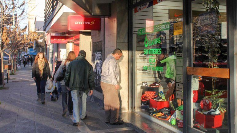 La caída de las ventas en el comercio agudiza las tensiones sectoriales.