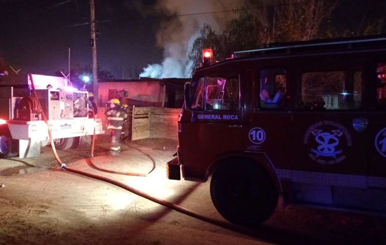 Mujer bombero perdió su casa en un incendio y quedó con lo puesto