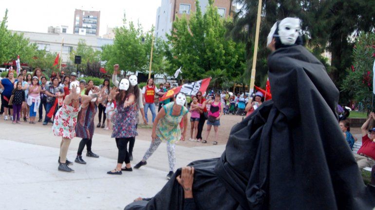 En la última marcha hubo crudas representaciones artísticas.