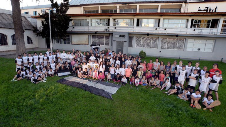 La familia albinegra unida para la foto de los 90 años de un club que sigue creciendo y sumando actividades.