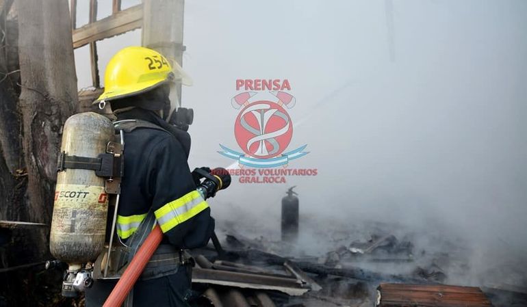 Agredió a su ex pareja, lo acusaron y le incendió la casa