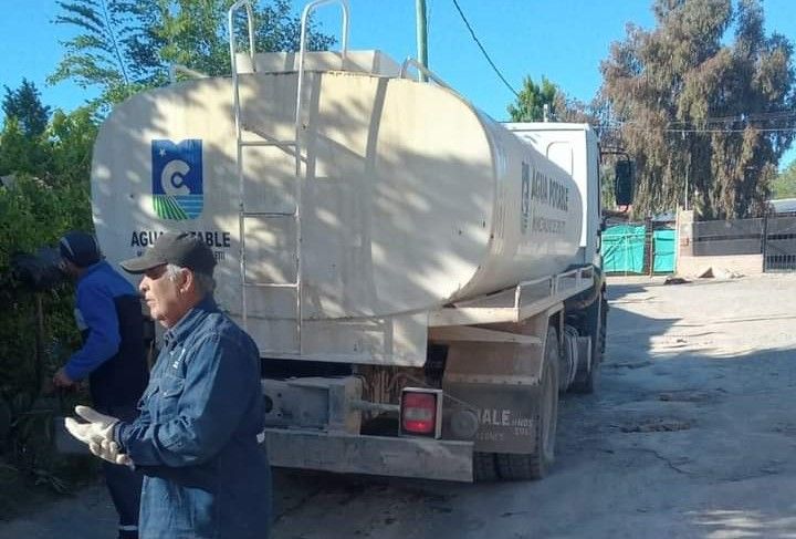 Se rompió el camión cisterna del Municipio que lleva agua a Las Perlas.
