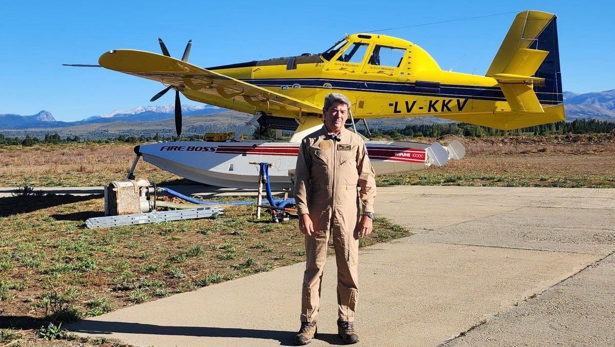 El piloto Juan Ausello tiene décadas de experiencia en la lucha contra los incendios. Ahora se encuentra en Bariloche.&nbsp;