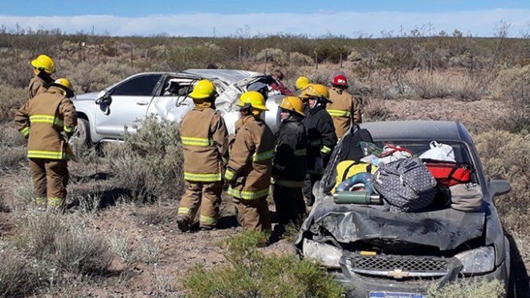 Perdió el control de su auto, chocó contra una camioneta y volcó
