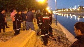 encontraron a un hombre muerto flotando en un canal en roca