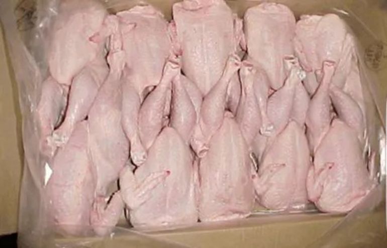 El municipio clausuró una distribuidora en la que había más de 70 toneladas de pollo en mal estado.