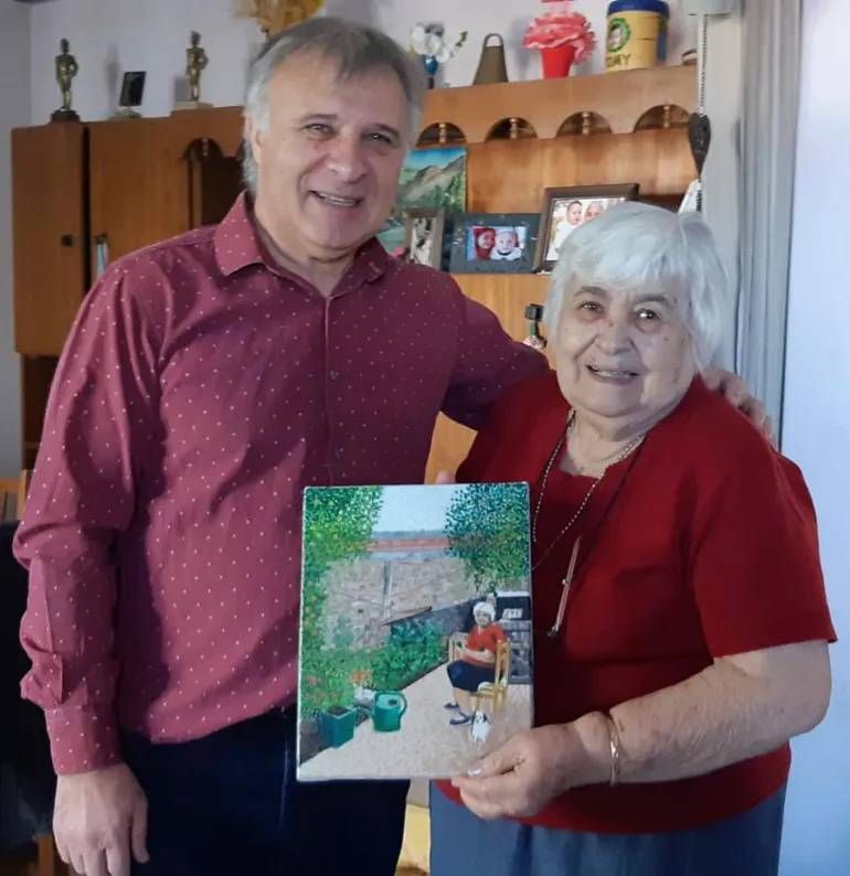 Ñata con una obra que le dedicó su hijo Armando, un destacado odontólogo que supo ser Ministro de Cultura de Río Negro.
