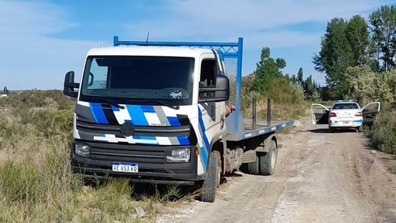 Les apuntaron con un arma y se robaron un camión cargado con materiales