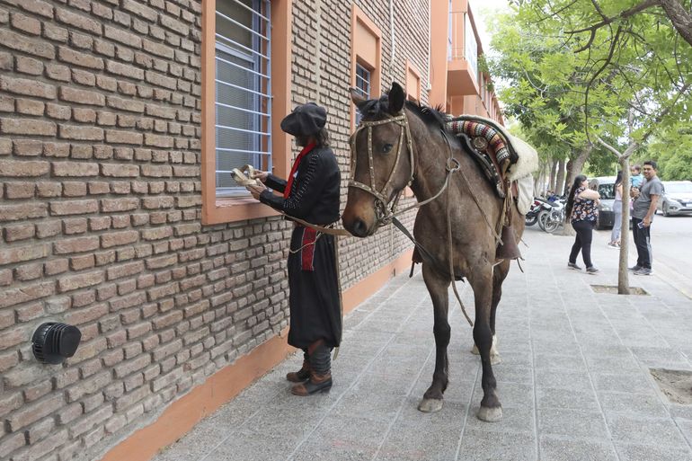 Vito sujetó al caballo contra una ventana para ingresar tranquilo a votar. Foto Anahí Cárdena.