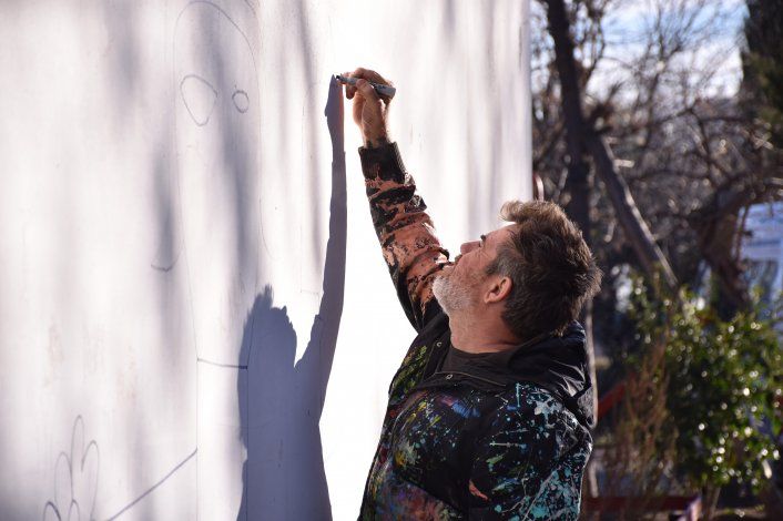 Milo Lockett es un reconocido artista plástico y habitualmente encabeza jornadas artísticas con niños.