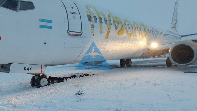 El avión de Flybondi se despistó en medio de una maniobra en la pista de Bariloche / Foto Gentileza
