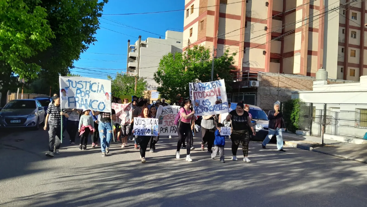 El dramático ruego de Karen en la puerta de la comisaría: Mauro por favor hablá